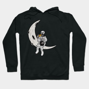 Funny Astronaut skeleton eating pizza on the Moon Hoodie